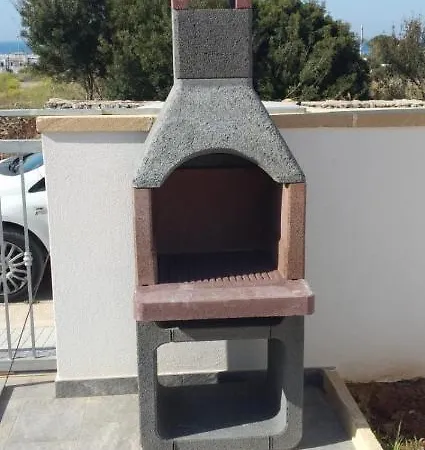 Vistamare2: Beachfront Retreat With Bbq And Exclusive Parking